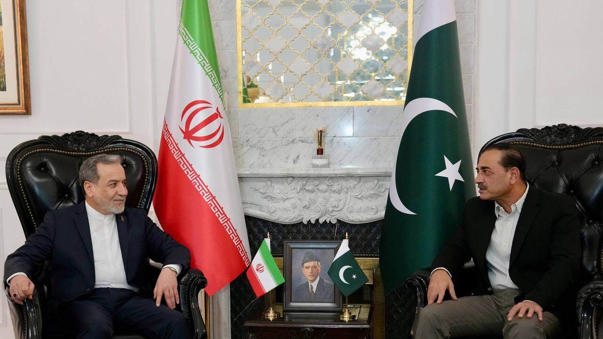 Iranski ministar spoljnih poslova Abas Aragči sa načelnikom pakistanske vojske feldmaršalom Asimom Munirom u Islamabadu