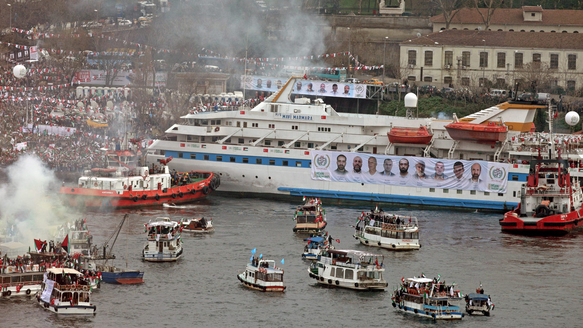 Tysiące ludzi witały w Stambule turecki statek Mavi Marmara, który w maju, gdy płynął w konwoju z pomocą dla Palestyńczyków w Strefie Gazy, został przechwycony przez siły izraelskie. Zginęło wtedy ośmiu Turków i Amerykanin tureckiego pochodzenia.