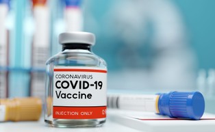 Jest za wcześnie, by cieszyć się ze szczepionki Pfizera? "Trzeba dalej weryfikować jej działanie"