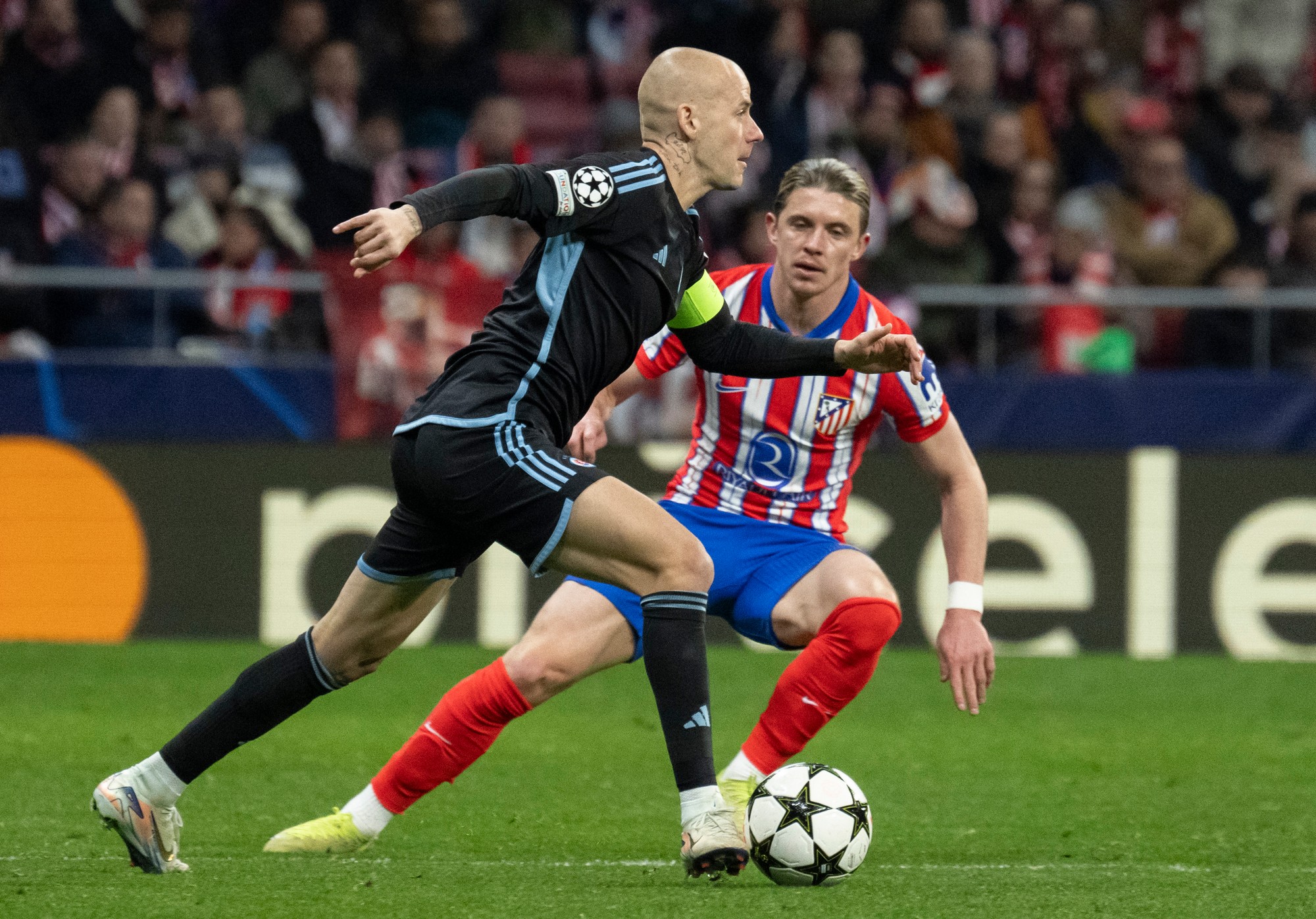 Vľavo Vladimír Weiss ml. (Slovan) a vpravo Conor Gallagher (Atletico).