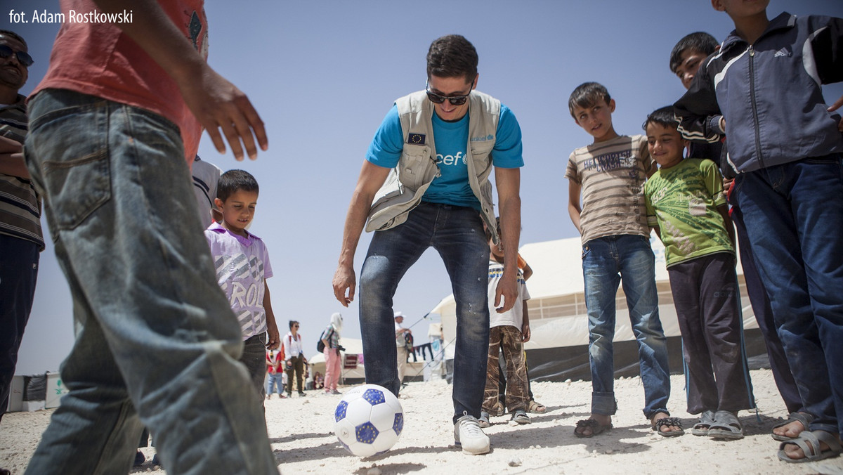 UNICEF i Unia Europejska prowadzą kampanię "Głos Dzieci", w której Robert Lewandowski, Ambasador Dobrej Woli UNICEF, apeluje o wsparcie dla dzieci dotkniętych kryzysami humanitarnymi. Piłkarz odwiedził obóz dla uchodźców w Jordanii i użyczył głosu chłopcu, który stał się ofiarą wojny w Syrii.
