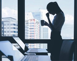 Zetki są bardziej nieszczęśliwe od pokolenia swoich rodziców. Co najmocniej wpłynęło na zmianę „krzywej szczęścia”?