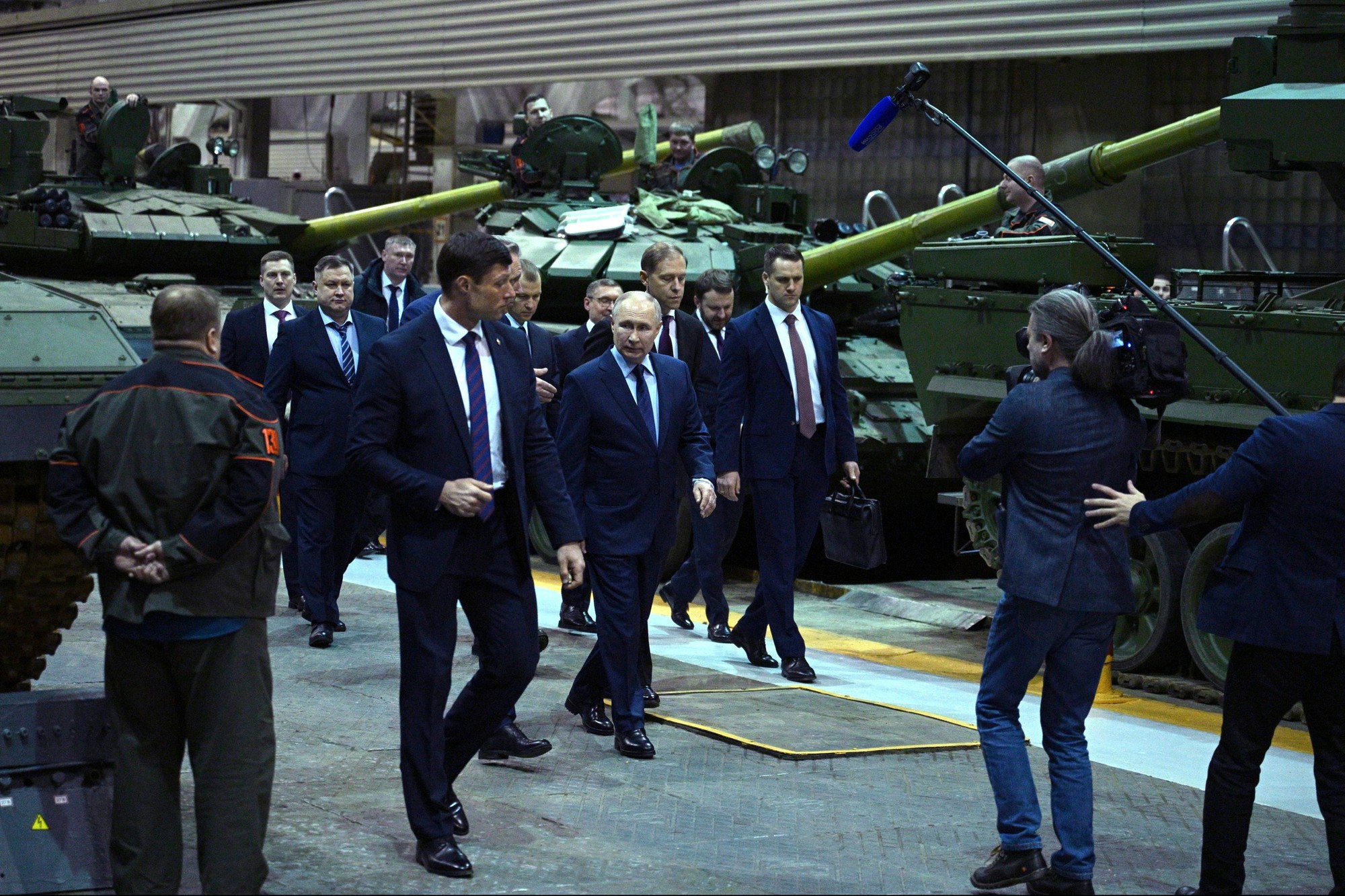 Ruský prezident Vladimír Putin v továrni na výrobu tankov.