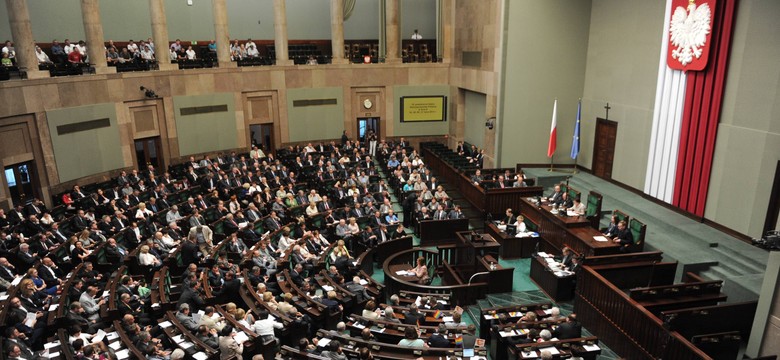 Platforma wyprzedza PiS tylko jednym punktem procentowym