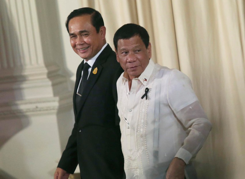 Rodrigo Duterte (desno)