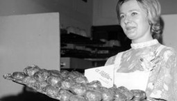 Tłusty czwartek w PRL. Gdzie "rzucili" pączki? Kolejki i surowce zastępcze [FOTO]