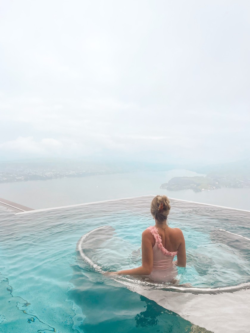 Vanessa Büchel, rédactrice de Bolero, dans la célèbre piscine à débordement du Bürgenstock Resort.