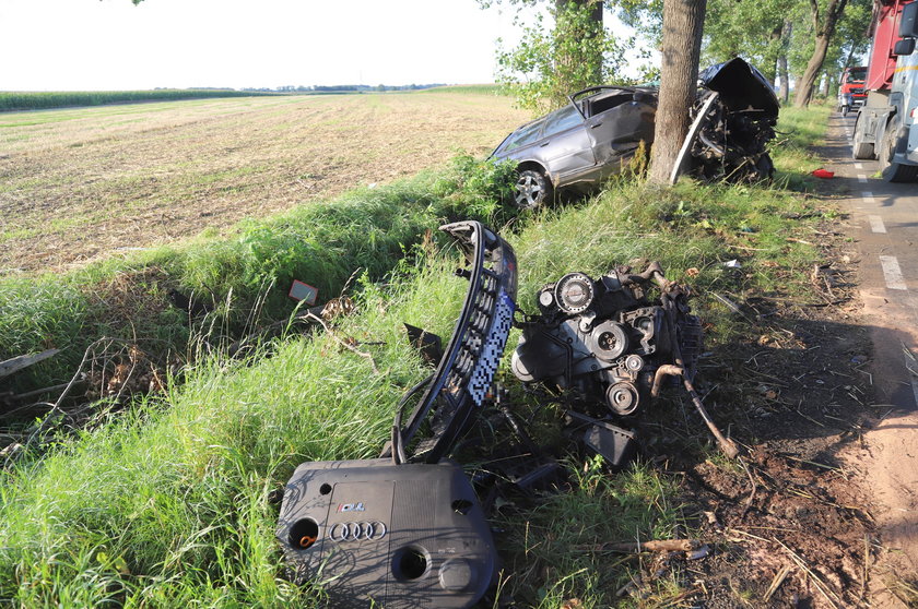 Horror na drodze. Z auta wypadł silnik