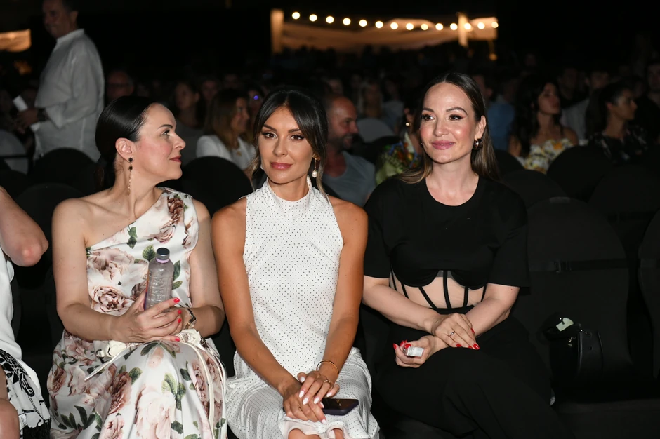 Dragana Mićalović sa sestrom Mirjanom, Jelena Tomašević