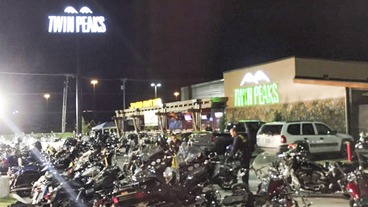 Policja w Waco w stanie Teksas poinformowała o aresztowaniu w poniedziałek 192 osób po niedzielnym starciu gangów motocyklowych w przydrożnej restauracji i na parkingu, w którym podczas strzelaniny zginęło dziewięć osób, a 18 zostało rannych.