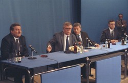 Groził Lechowi Wałęsie czarną teczką. Kim jest kandydat do Senatu Stanisław Tymiński?