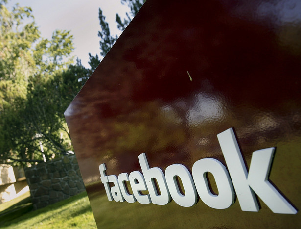 Z Facebooka korzysta ponad 900 mln użytkowników miesięcznie