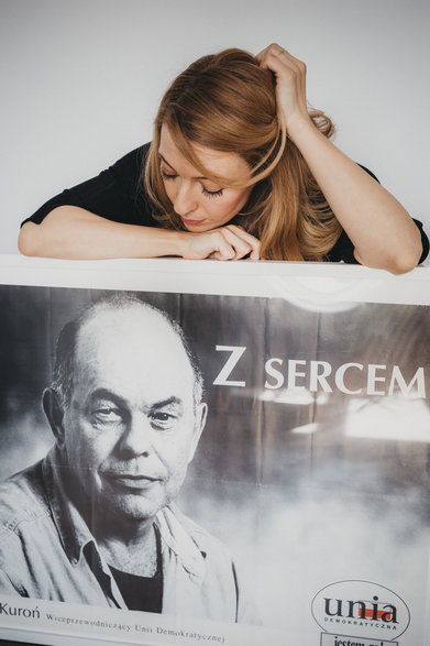 Zofia Smełka-Łeszczyńska z plakatem Jacka Kuronia