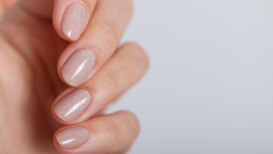 Diamentowa odżywka z drobinami złota wzmocni łamliwe paznokcie. Efekt subtelnego manicure