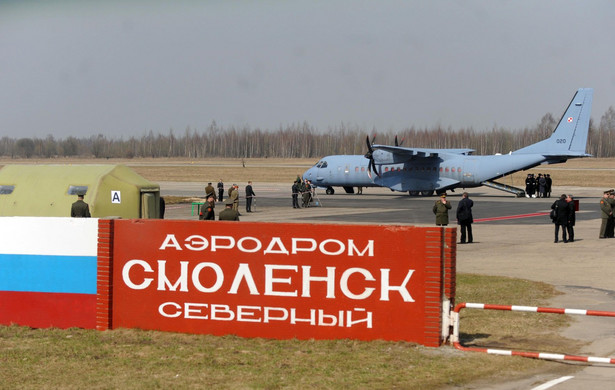 Uroczyste przekazanie ciala prezydenta Lecha Kaczynskiego w ktorym uczestniczy premier rosji Wladimir Putin Smolensk 11.04.2010 fot Pawel Ciecierski/NEWSPIX.PL --- Newspix.pl