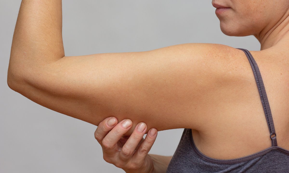 Pożegnaj galaretowate "pelikany" na ramionach. Ten hit napnie i wymodeluje luźną skórę