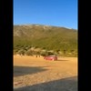 Džipom gazi ljude na livadi