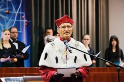 Aktorzy zaszczepieni poza kolejnością. Rektor WUM: Powołałem komisję w tej sprawie