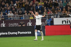 Jędrzejczyk "wyleciał" z boiska. Czy za to należała mu się czerwona kartka? [WIDEO]