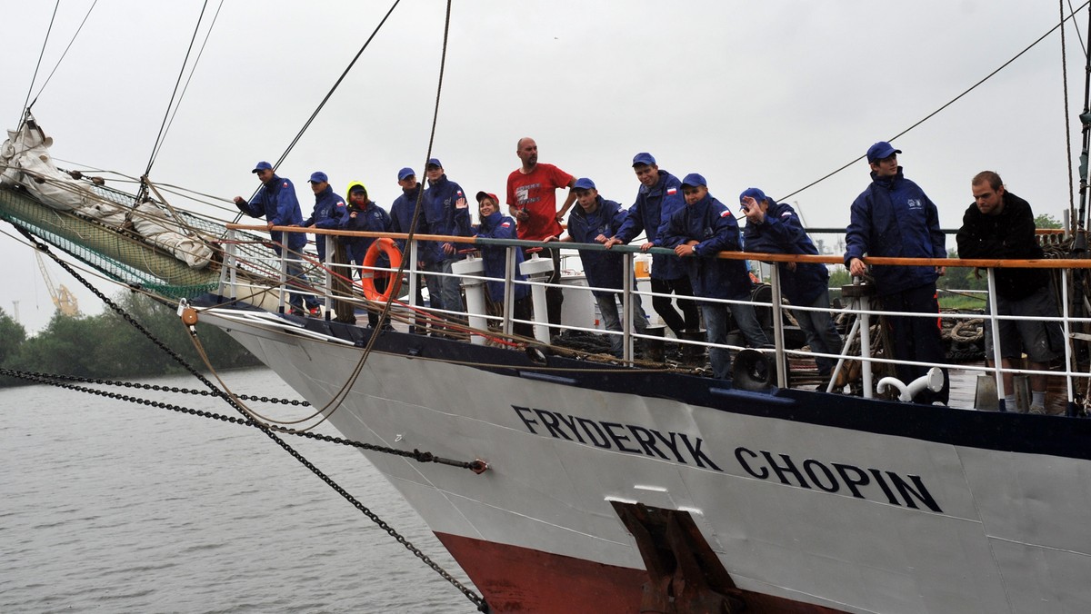 Żaglowiec "Fryderyk Chopin" opuścił w czwartek swój port macierzysty. Jednostka wypłynęła z Wałów Chrobrego w Szczecinie w podróż do francuskiego Saint Malo, na start tegorocznych regat The Tall Ships Races.