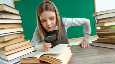 młodzieżowe słowo roku 2025: „szponcić” triumfuje, a „okpa” podbija mł