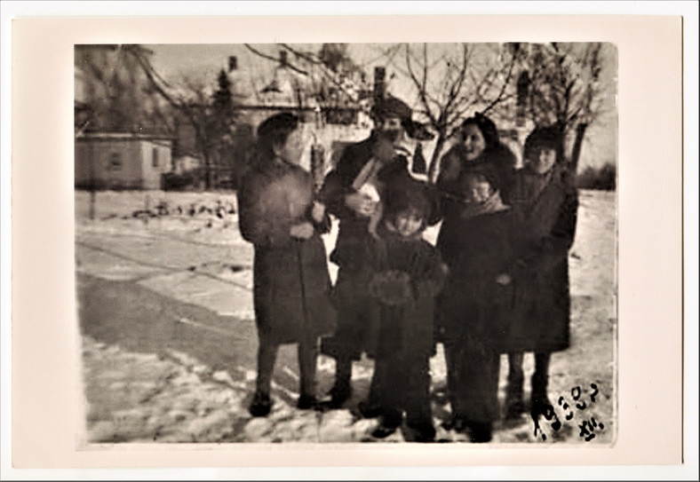 12-letnia Wanda Traczyk, pierwsza z lewej, trzyma smycz psa Lalki (na rękach brata Tadeusza), z przodu siostry Kazia i Władzia. Pierwszy z prawej stoi przybrany brat, Lolek. Ul. Dolna, Warszawa, grudzień 1939. Archiwum Wandy Traczyk-Stawskiej