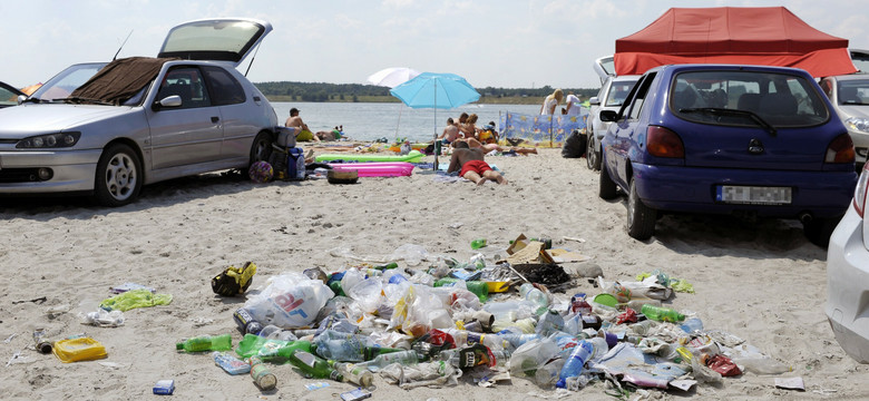 Niedopałki papierosów, puszki, butelki, zużyte prezerwatywy. "Na polskich plażach jest syf i niechlujstwo"