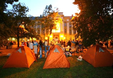 19.06.2007. WARSZAWA AL. UJAZDOWSKIE PROTEST PRACOWNIKOW SLUZBY ZDROWIAPIELEGNIARKI POD KANCELARIA PREZESA RADY MINISTROWFOT. PIOTR MOLECKI