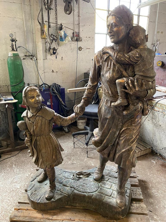 Pomnik Ireny Sendlerowej w pracowni rzeźbiarskiej. Odsłonięty w miejskim parku Newark-on-Trent w Wielkiej Brytanii