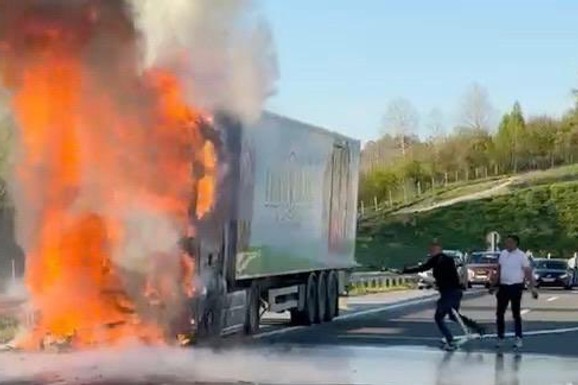 VELIKI POŽAR NA AUTO-PUTU MILOŠ VELIKI Gori kamion, saobraćaj na ovoj deonici potpuno obustavljen (FOTO)