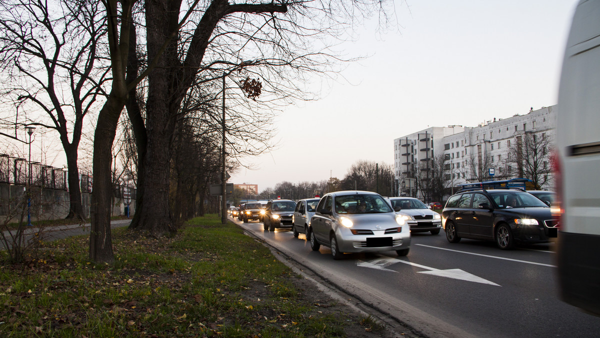 Zarząd Infrastruktury Komunalnej i Transportu podejmuje kolejne działania, aby ruch na ulicach Krakowa był płynniejszy - zarówno dla samochodów, jak i pojazdów komunikacji miejskiej. Dla kierowców w tym tygodniu poprawiono działanie sygnalizacji świetlnej, a pasażerowie komunikacji powinni się ucieszyć z nowego separatora.