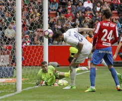 Liga hiszpańska: Szczęśliwe zwycięstwo Realu Madryt w Gijon. WIDEO