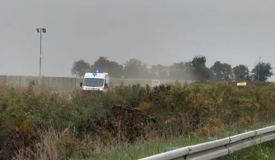 Teška saobraćajna nesreća kod Sremske Mitrovice: Autobus pun putnika sleteo u jarak