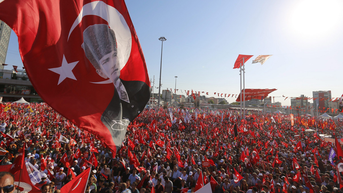Tureckie władze wydały nakazy aresztowania 42 dziennikarzy – poinformowała turecka telewizja NTV. Według agencji Reutera jest to kolejny etap represji po nieudanym puczu z 15 lipca.