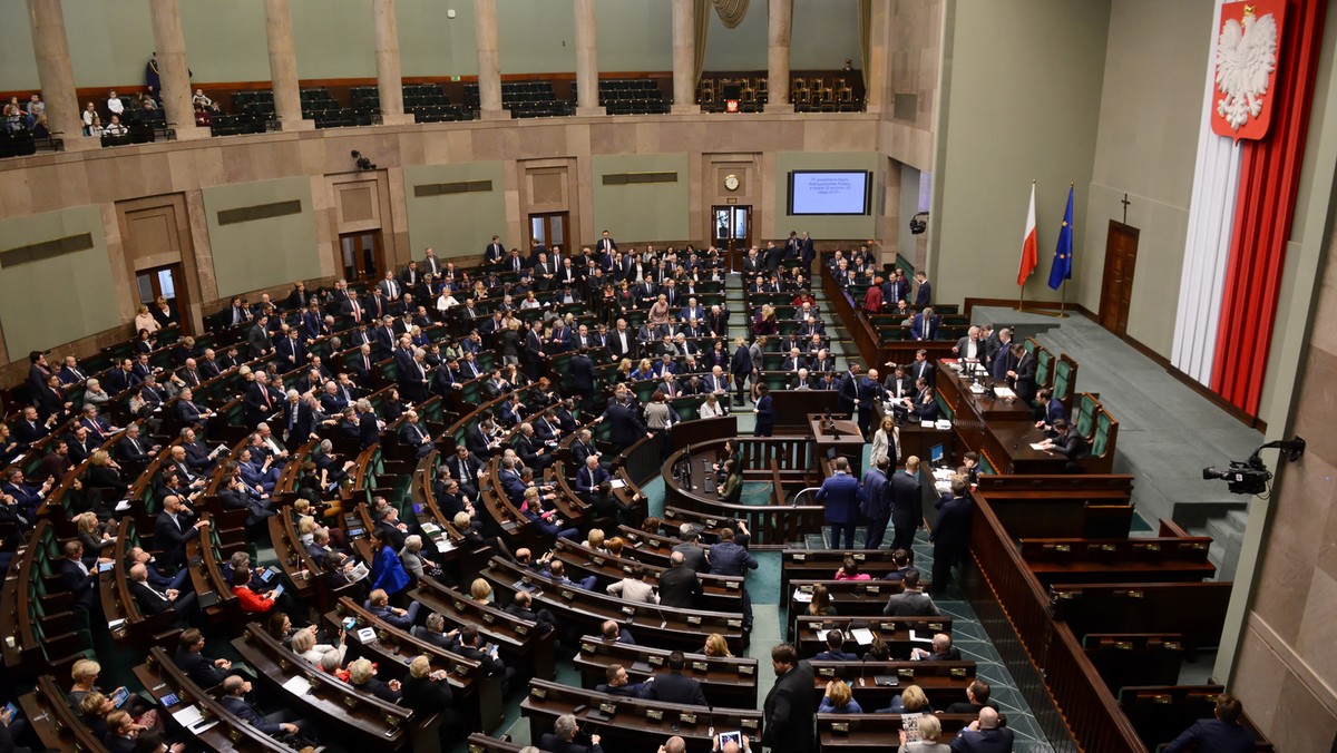 W Sejmie odbywa się debata po informacji rządu w sprawie śmierci prezydenta Gdańska Pawła Adamowicza . Wszystkie kluby zgodnie podkreślają wagę tego wydarzenia i domagają się pełnego wyjaśnienia sprawy.