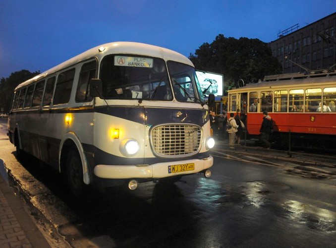 Noc Muzeów. Zabytkowy autobus, który woził zwiedzających