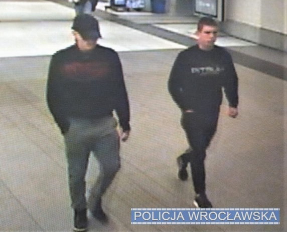 Brutalny napad we Wrocławiu. Tych mężczyzn szuka policja