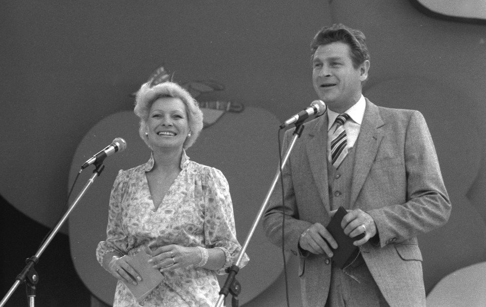 Irena Falska i Stanisław Mikulski jako prowadzący Festiwalu Piosenki Żołnierskiej w Kołobrzegu, 1982 r.