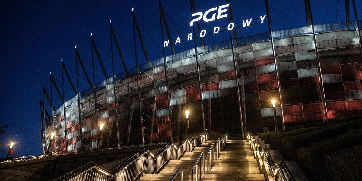 Pielęgniarki i ratownicy zgłaszają się do pracy w szpitalu na Stadionie Narodowym