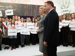 Ten dekolt trzeba zobaczyć! Agata Duda coraz lepiej wykorzystuje w stylizacjach siłę detali. FOTO