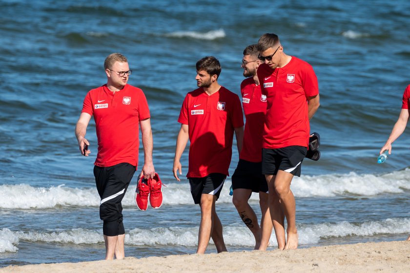 Boso na plaży. Tak "polska husaria" szykuje się do meczu z Hiszpanią