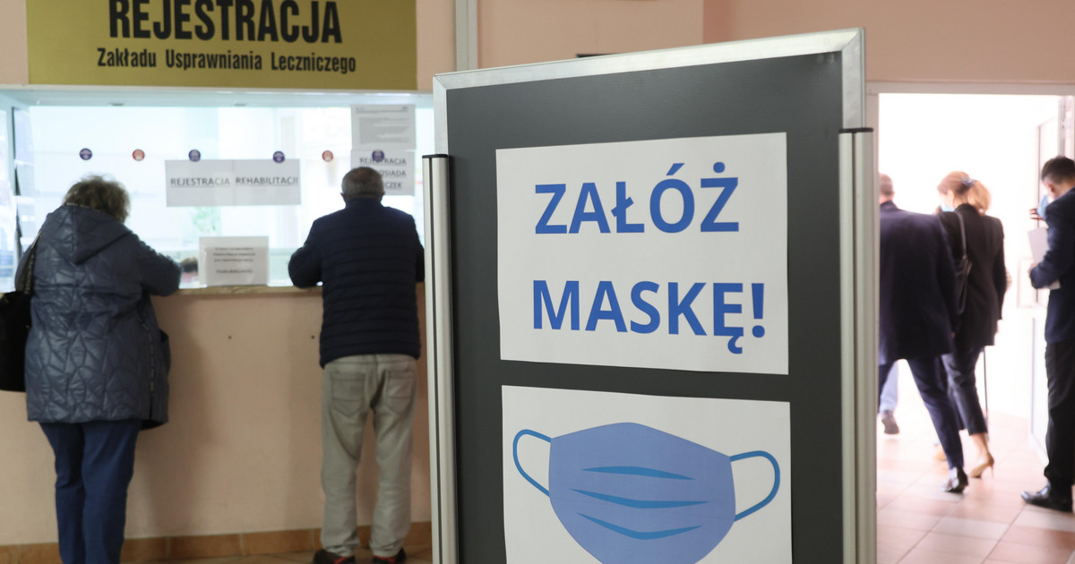 What do Poles think about the return to wearing masks?  There is a poll