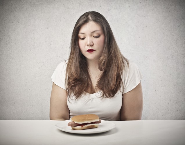 <b>Władza odchudza obywateli</b>
<br>
<br>
Rząd walczy też o zdrowie Polaków, a dokładnie chciałby, aby obywatele zrzucili kilka zbędnych kilogramów. Opracował więc specjalny program do walki z otyłością w kraju. W jego ramach lekarz pierwszego kontaktu mógłby skierować rodzinę z przynajmniej dwiema osobami zagrożonymi otyłością na sesje do zespołu terapeutycznego, zapewniającego rodzinie  bezpłatnie profesjonalną pomoc dietetyczną, psychologiczną i medyczną.
<br>
<br>
Także samorządy miałyby stworzyć grupy wsparcia, działające na wzór komercyjnych klubów odchudzania, ale te państwowe byłyby darmowe. Samorządy powinny też wybudować system ścieżek rowerowych lub siłowni na otwartym powietrzu. Ponadto pracodawcy mieliby tworzyć w firmach programy zdrowego żywienia i aktywności fizycznej - dopilnować tego miałby minister pracy.
<br>
<br>
Jednak rząd troszczy się zwłaszcza o zdrowie dzieci, dlatego do 5. roku życia dziecka rodzice mieliby otrzymywać specjalne porady żywieniowe finansowane przez NFZ. Dodatkowo Ministerstwo Edukacji ma dostać za zadanie wymyślenie atrakcyjnych form zajęć sportowych dla najmłodszych, a szkoły miałyby zaoferować paletę dodatkowych zajęć fizycznych.
<br>
<br>
Dietą Polaków miałoby zająć się natomiast Ogólnopolskie Centrum Edukacji Żywieniowej i Zdrowego Żywienia podlegające IŻiŻ. <a  href=