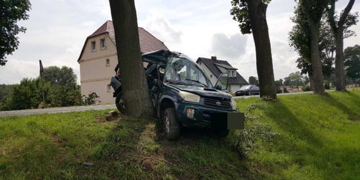 Policjant zginął w wypadku. Z auta została miazga