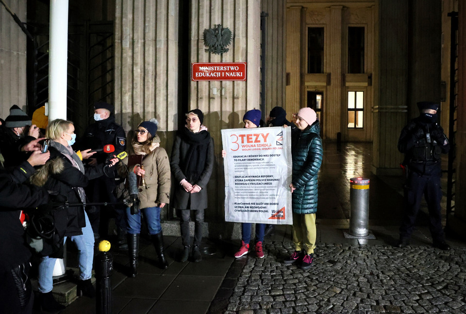 Akcja ruchu Wolna Szkoła przed Ministerstwem Edukacji i Nauki w Warszawie
