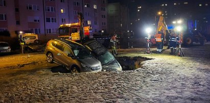 Szokujący widok na bydgoskim osiedlu. Samochody zapadły się pod ziemię [ZDJĘCIA]