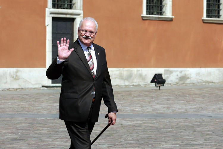 Ivan Gasparovic - prezydent Słowacji

Rocznie: 138 163 USD,
Miesięcznie: 11 514 USD,
Dziennie: 553 USD.