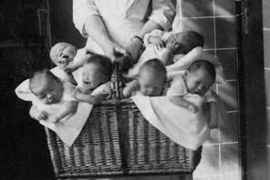 Położna P. Schmauder z niemowlętami. Zdjęcie opublikowane przez „Berliner Morgenpost w grudniu 1929 roku.