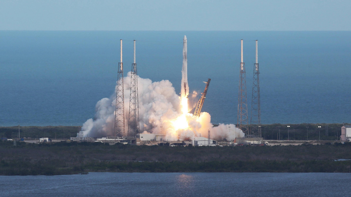 Z przylądka Canaveral na Florydzie wystartowała rakieta Falcon 9, która na zamówienie agencji NASA umieści na orbicie sięgającej Księżyca teleskop TESS. Przeznaczony on jest do poszukiwania krążących wokół gwiazd planet przypominających Ziemię.