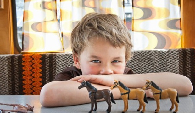 Dečak sa igračkama